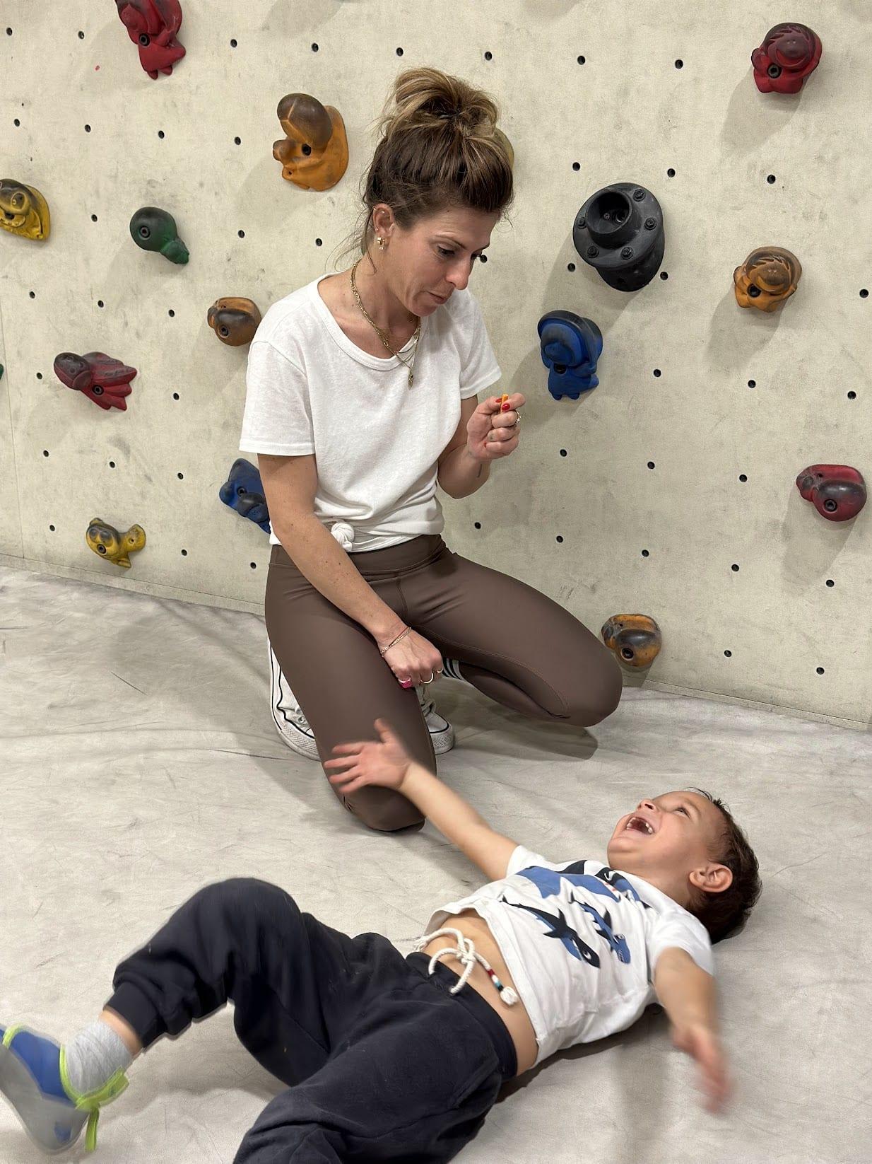 ילד עם מטפלת בפעילות טיפולית